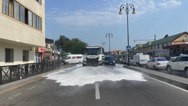 Bakının 550 küçəsi YUYULDU - FOTO