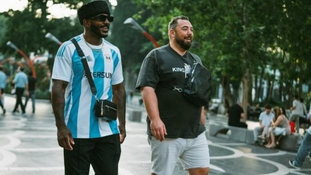 Amerikalı UFC döyüşçüsü “Qarabağ” forması ilə Bakı küçələrində - FOTO