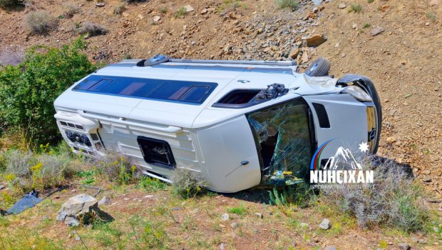 Naxçıvanda mikroavtobus dərəyə aşdı: Xəsarət alanlar var – FOTO