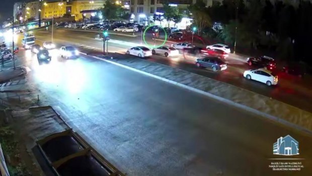 Əvvəlcə yolda olan avtomobili vurdu, sonra svetoforu yararsız vəziyyətə saldı – ANBAAN VİDEO