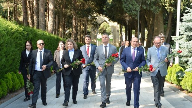 Bolqarıstan Milli Assambleyasının sədri Fəxri xiyabanı və Zəfər parkını ziyarət etdi - FOTO