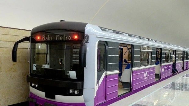 Bakı metrosunda HADİSƏ - Tələbə qatar yoluna düşdü