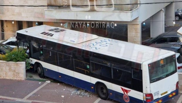 İsraildə avtobus yaşayış binasına ÇIRPILDI