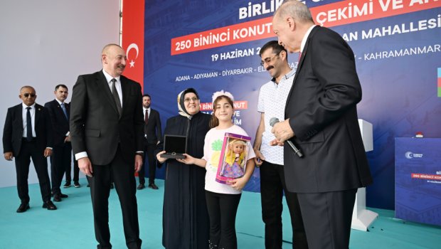 İlham Əliyev zəlzələdən zərər çəkən ailələrə yeni mənzillərinin açarlarını TƏQDİM ETDİ - VİDEO