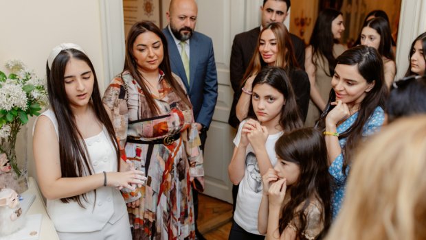Leyla Əliyeva və Arzu Əliyeva “Zeynəbin sehrli dünyası” adlı sərginin açılışında – FOTO