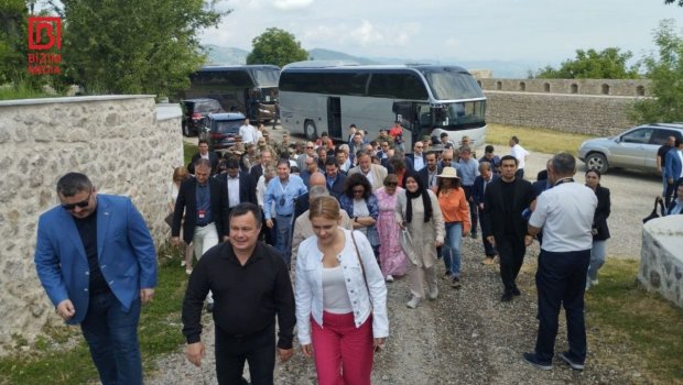 Hikmət Hacıyev xarici diplomatlarla birgə Bülbülün ev-muzeyində - VİDEO
