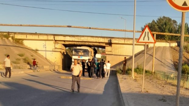 Şirvanda yük avtomobili KEÇİDƏ İLİŞDİ - Qatarların hərəkəti məhdudlaşdırıldı – FOTO