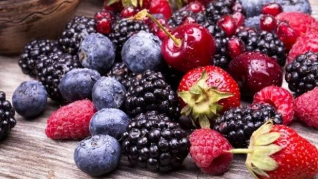 Alimlər ürək və damar xəstəlikləri riskini azaldan giləmeyvəni açıqlayıb