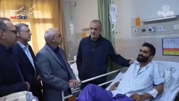 İran Prezidenti yaralılara baş çəkdi - VİDEO