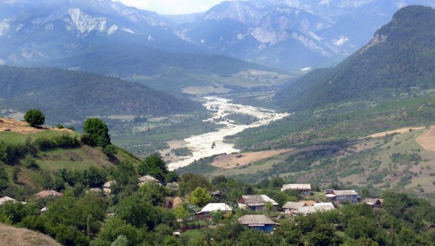 İsmayıllıda oğlu tərəfindən boğazı kəsilən kişi VƏFAT ETDİ