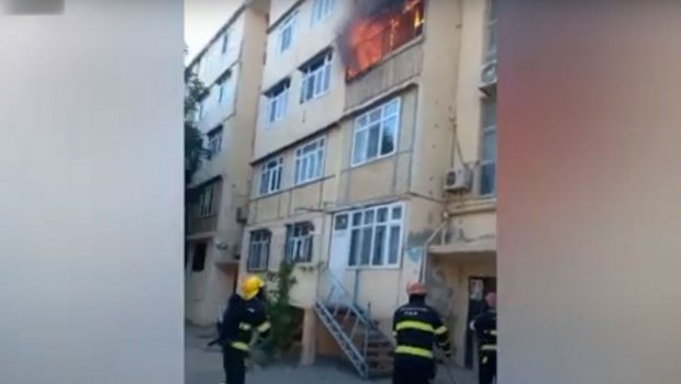 Sumqayıtda yaşayış binasında yanğın oldu - VİDEO