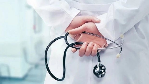 64 yaşlı kişi 52 il bağırsağında diş fırçası ilə YAŞAYIB