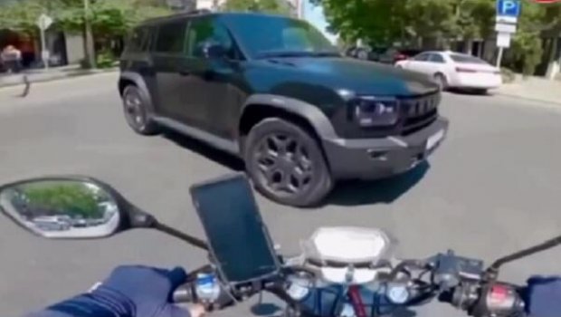 Bakıda qaydaları pozan sürücü motosikletçini hədələdi: “Düşüb tapdalayaram səni” – VİDEO
