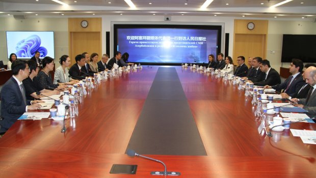 Azərbaycan nümayəndə heyəti “Jenmin Jibao” qəzetinin redaksiyasında - FOTO