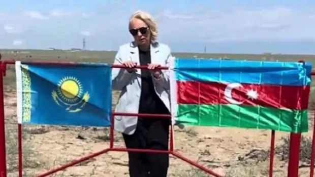 Aleksandr Kalyaninovun anası Aktauda ucaldılan abidəni ZİYARƏT ETDİ – VİDEO