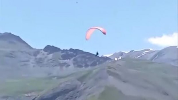 Xarici turistin Xınalıqda paraşüt ŞOUSU – VİDEO