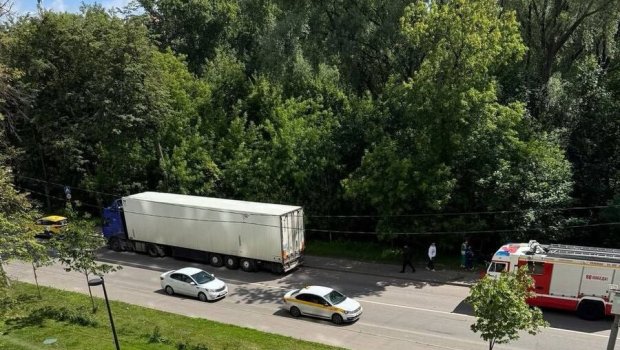 70 yaşlı qadın “Porsche” ilə QƏZA TÖRƏTDİ - Əyləclə qazın yerini səhv salıbmış... – VİDEO