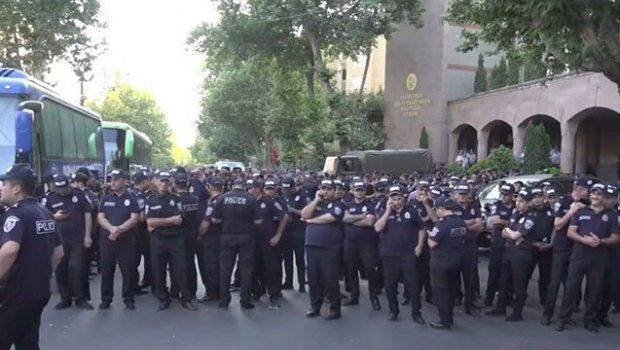 Ermənistan İstintaq Komitəsinin binası ətrafında saxlanılanlar var