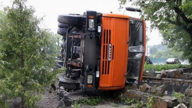 Ucar rayonunda “KamAZ” aşdı - Sürücü xəsarət aldı