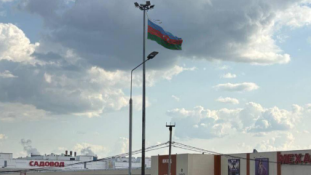 Moskvada azərbaycanlılar Rusiya bayrağını endirib, Azərbaycan bayrağı qaldırıblar – FOTO