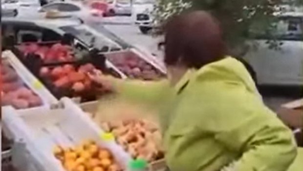 Yekaterinburqda ruslar həbs olunan miqrantların satdıqları meyvə-tərəvəzi taladılar – VİDEO
