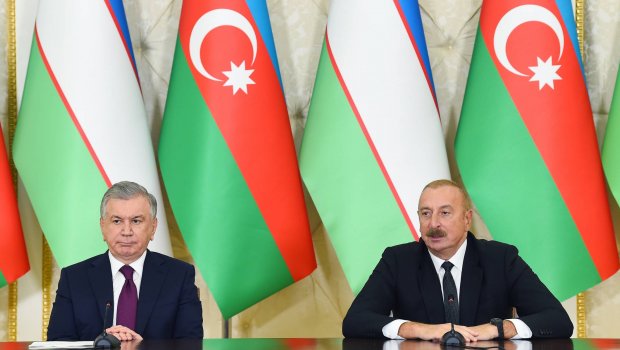 İlham Əliyev və Şavkat Mirziyoyev mətbuata bəyanatlarla çıxış edirlər