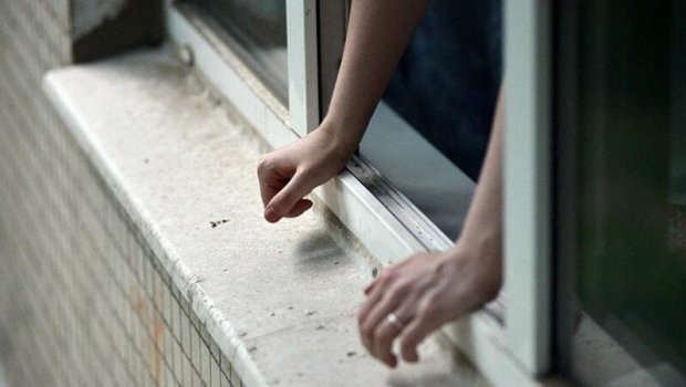 Bakıda 17 yaşlı qız 14-cü mərtəbədən yıxıldı
