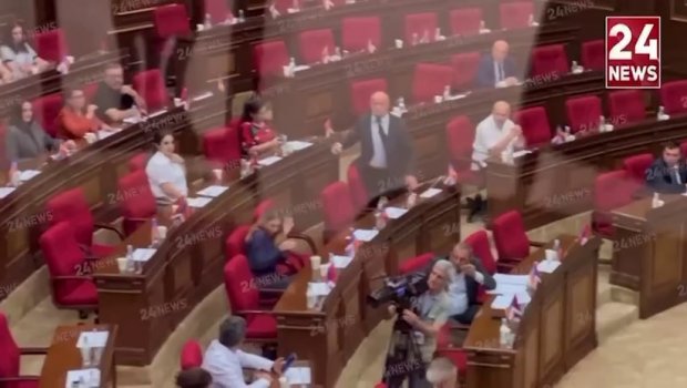 Ermənistan parlamentində Rusiya üstündə DAVA – Butulka ilə vurdu - VİDEO