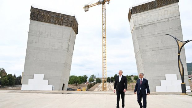 İlham Əliyev Xankəndidə tikintisi davam edən Zəfər parkında – FOTO
