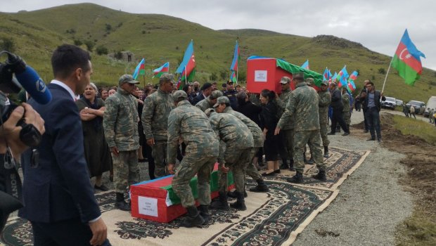 Birinci Qarabağ müharibəsində itkin düşən üç hərbçinin qalıqları Kəlbəcərə gətirilib – FOTO/VİDEO