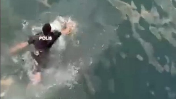 Bakıda polis özünü dənizə ataraq qadını xilas etdi – ANBAAN VİDEO