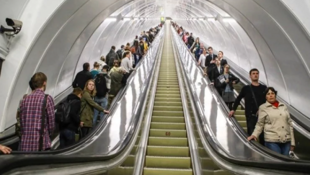 Bakı metrosunda HƏYƏCANLI ANLAR: Ana və övladları...