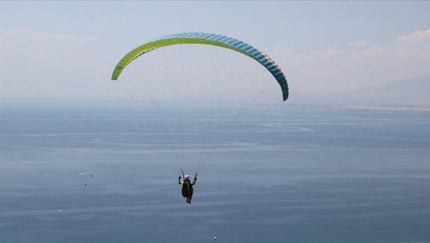 Paraşüt qəzasında həlak olan qadının meyiti ərazidən çətinliklə ÇIXARILDI - FOTO