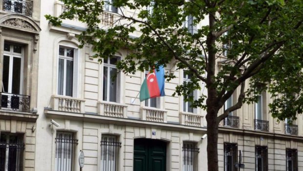 Paris məhkəməsi səfirliyimizə hücum edən erməninin cəzasını SƏRTLƏŞDİRDİ