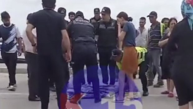 Bakıda səkiyə çıxan maşın ana və qızını vurdu – Ölən var - VİDEO