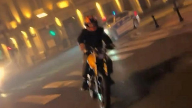 Bakıda motosiklet sürücüsü polisdən qaçaraq xuliqanlıq etdi - ANBAAN VİDEO