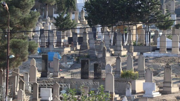 Bakıda yas yasa QARIŞDI: qardaşını qəbiristanlıqda öldürdü - FOTO