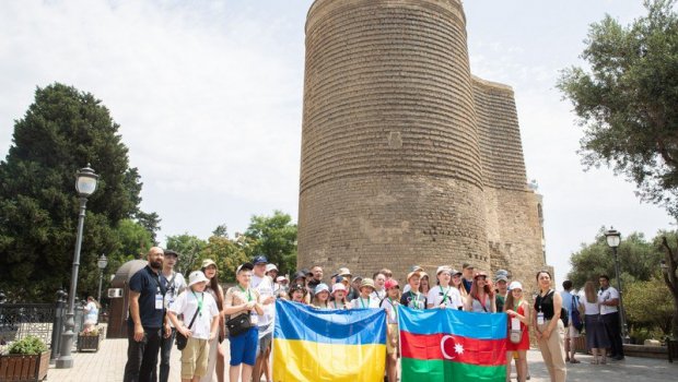 Azərbaycana gətirilən ukraynalı uşaqlar Bakını GƏZDİLƏR - FOTO