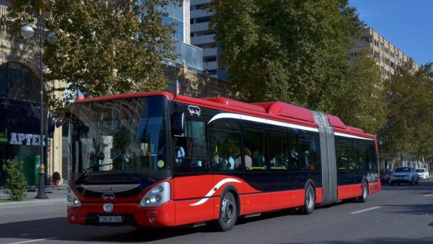 "BakuBus" minik maşını ilə toqquşdu - FOTO