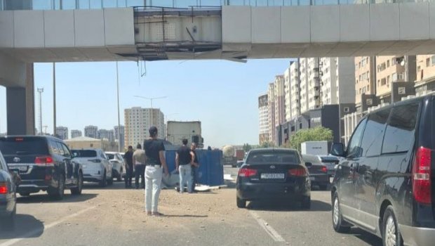 Bakıda dəhşət: Yük avtomobili piyada körpüsünə çırpıldı: Yaralı var - FOTO