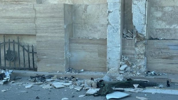 Bakıda avtomobil yol kənarındakı beton hasara çırpıldı - FOTO