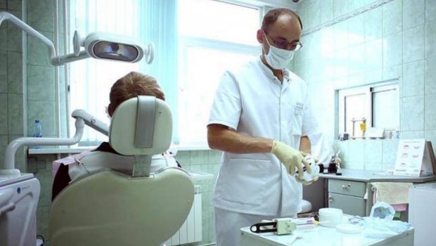 Diş təmizləmə aparatı birbaşa pasiyentin ağzında partladı – ANBAAN VİDEO