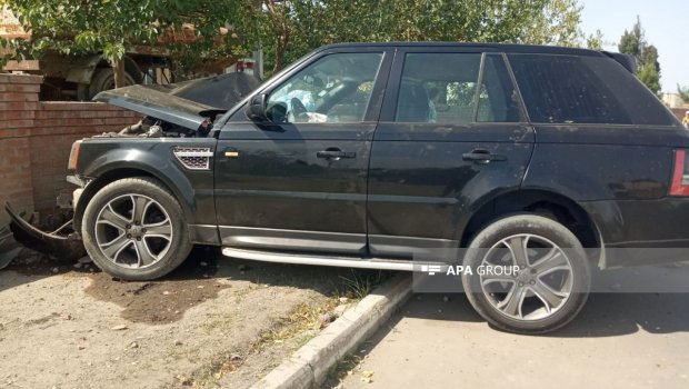 Gəncədə avtomobil işıq dirəyinə, sonra divara çırpıldı - FOTO