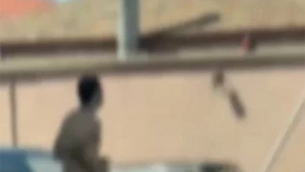 Bakıda magistral yolda lüt gəzən gənc saxlanıldı