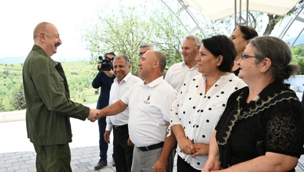 İlham Əliyev Xocalının Xanyurdu kəndində sakinlərlə görüşdü - FOTO