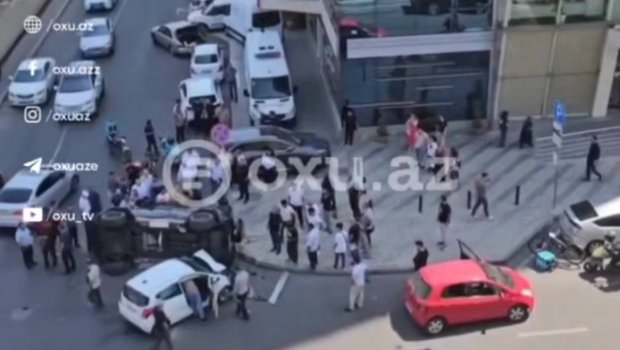 Bakıda yolayrıcını düzgün keçməyən iki avtomobil TOQQUŞDU – VİDEO