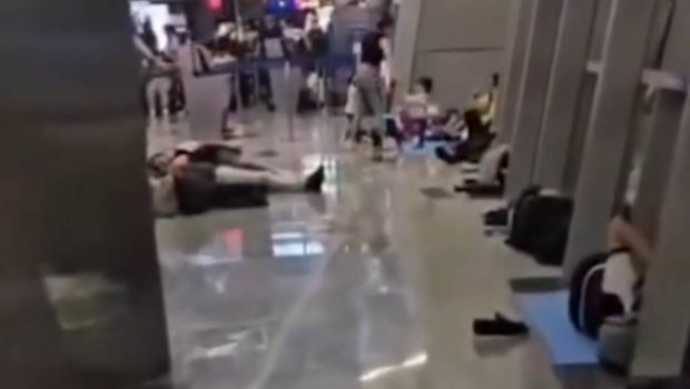 Gəncəyə uçmaq istəyən sərnişinlər Moskvada aeroportda qaldı - VİDEO