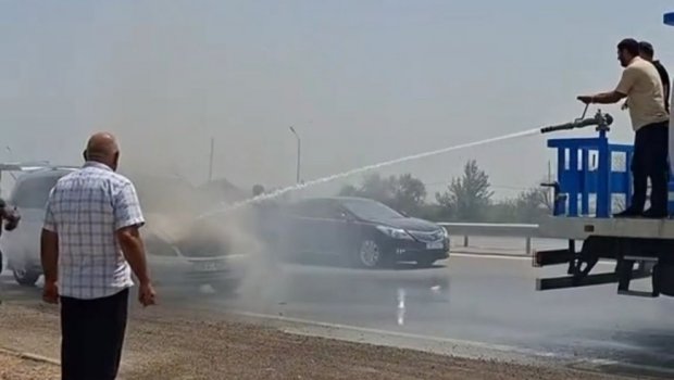 Yolda alışan “Mercedes”i su maşını söndürdü - VİDEO