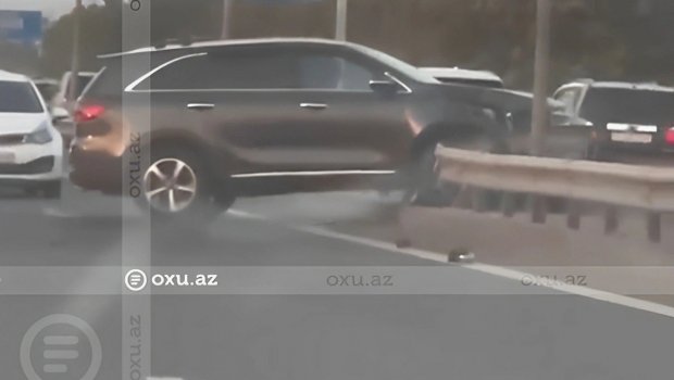 Bakıda lüks avtomobil taksi ilə TOQQUŞDU: Nəqliyyatın hərəkəti çətinləşdi - VİDEO