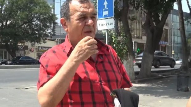 "Dərmanlarımı almaq üçün corab satıram" - VİDEO